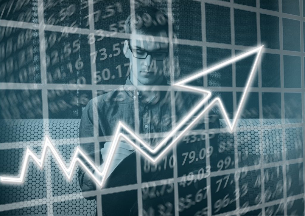 Collage med manlig entreprenör och ett diagram som visar uppåtgående trend