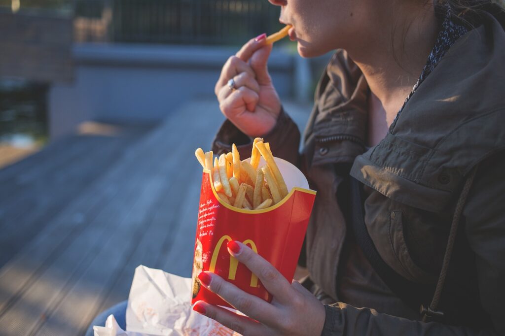 Person som äter pommes frites, ska symbolisera E-E-A-T