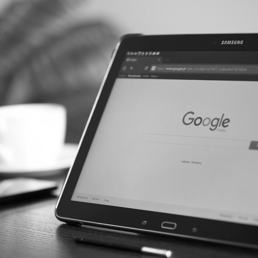 Sökmotorn Google på dator, något du tittar på när du jobbar med SEO